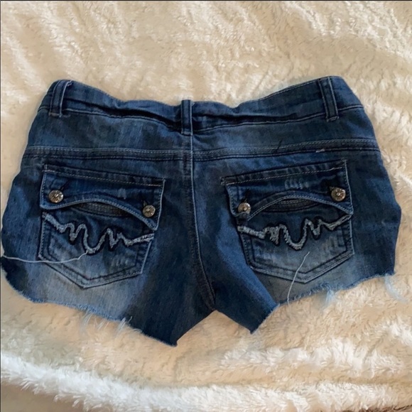 - Short shorts - Picture 2 of 3